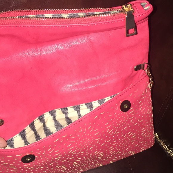 Coral CrossBody purse with cut-out leather design - Picture 5 of 5